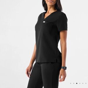 Figs Women’s Black Catarina One-Pocket Scrub Top Medium